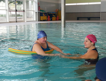 progetto-disabili-nuoto-terapia-lezione-piscina2-residenza-assistenziale-sanpio-adelfia